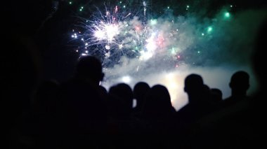 Kalabalık havai fişek izliyor ve yeni yılı kutluyor.