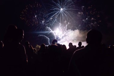 Yeni yıl arifesi konsepti - kalabalık ve havai fişekler