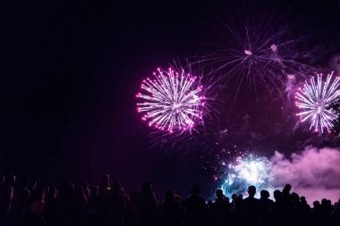 Kalabalık havai fişekleri izliyor ve geceleri kutlama yapıyor.