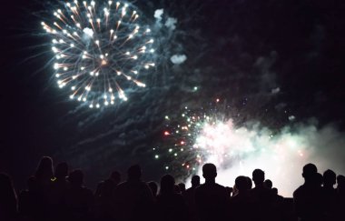 Kalabalık havai fişek izliyor ve yeni yılı kutluyor.