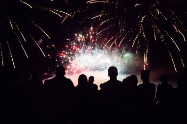 Kalabalık havai fişekleri izliyor ve geceleri kutlama yapıyor.