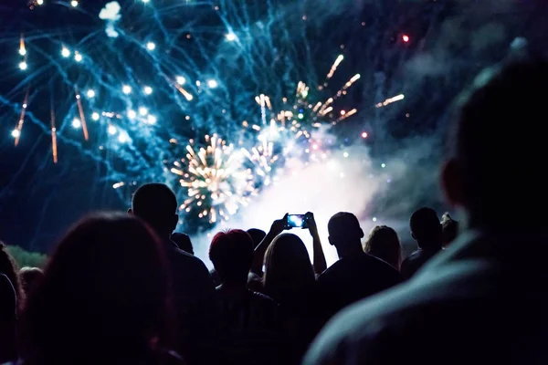 Multitud Viendo Fuegos Artificiales Celebrando Víspera Año Nuevo — Foto de Stock