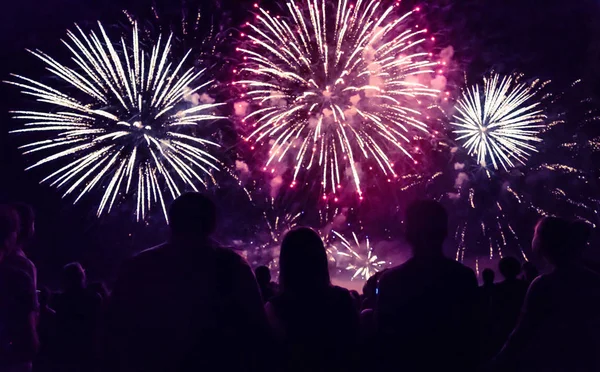 Multidão Assistindo Fogos Artifício Celebrando Véspera Ano Novo — Fotografia de Stock