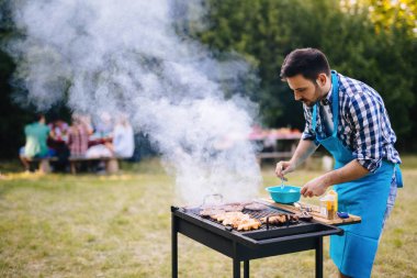 Mutlu erkek barbekü et doğada açık ızgara