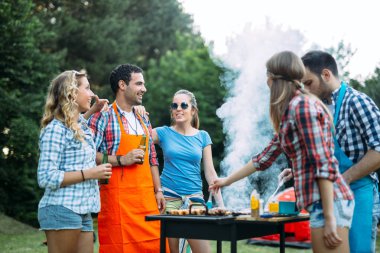 Gençler zevk açık mangal