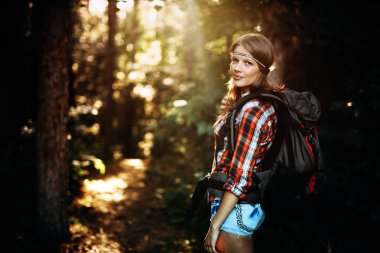 Kadın uzun yürüyüşe çıkan kimse orman izinde