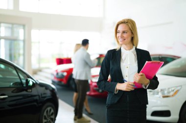 Araba galerisinde çalışan profesyonel, güzel bir satış elemanı.