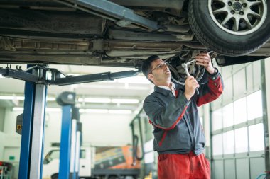 Otomotiv servis merkezi çalışma yakışıklı araba tamircisi