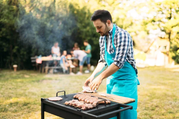 Feliz Masculino Grelhar Bbq Carne Livre Natureza — Fotografia de Stock