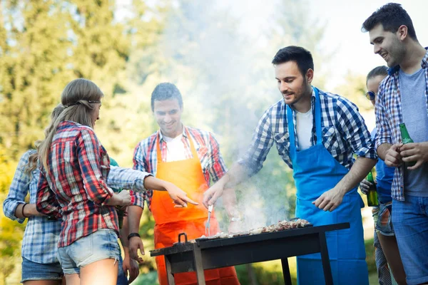 A fiatalok élvezik, grillezés — Stock Fotó