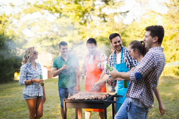 Young people enjoying barbecuing — Stock Photo, Image