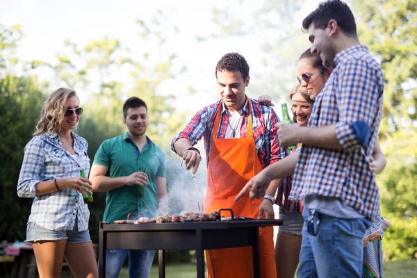 Unge mennesker nyter grilling – stockfoto