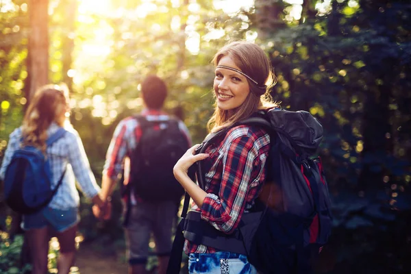 Pessoas caminhando na floresta — Fotografia de Stock