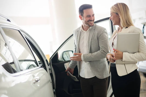 Portret Van Tevreden Knappe Klant Nieuwe Auto Kopen — Stockfoto