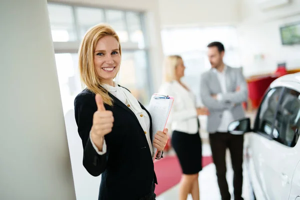 Retrato Jovem Cliente Feliz Comprando Carro Novo — Fotografia de Stock