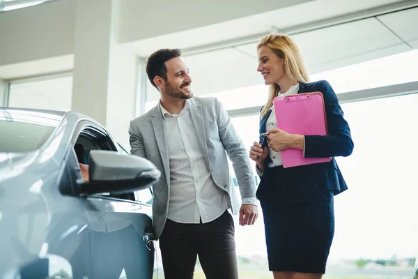 Joven Hermosa Mujer Consultora Ventas Coches Trabajando Sala Exposición — Foto de Stock