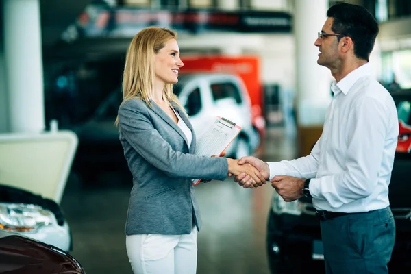 Schöner Junger Verkäufer Einem Autohaus Das Fahrzeuge Verkauft — Stockfoto