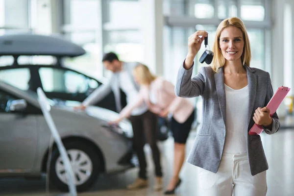 Bild Einer Attraktiven Lächelnden Verkäuferin Die Einem Unternehmen Arbeitet — Stockfoto