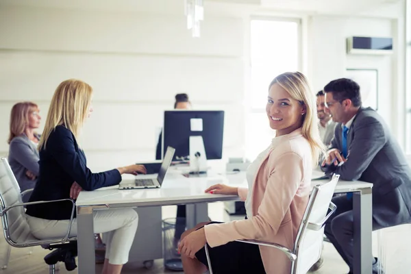 Imagen Agentes Ventas Trabajando Juntos Oficina Empresa —  Fotos de Stock