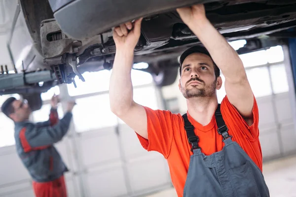 Bilmekaniker Byta Motorolja Bilmotor Vid Underhåll Reparation Service Station — Stockfoto