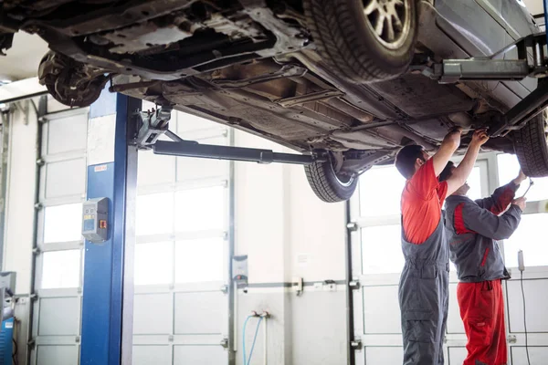 Car Mechanics Working Automotive Service Center Together — Stock Photo, Image