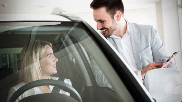 Mujer Está Hablando Con Trabajador Concesionario Automóviles Guapo Elegir Coche — Foto de Stock