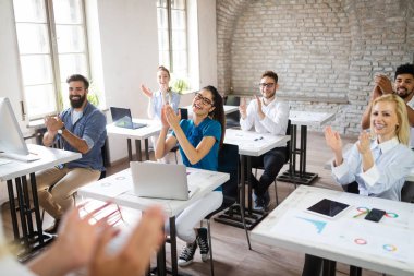 Sunum sırasında yazılım mühendisliği ve iş öğrenen başarılı mutlu öğrenci grubu
