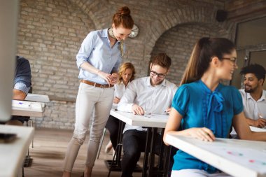 Sunum sırasında yazılım mühendisliği ve iş öğrenen başarılı mutlu öğrenci grubu