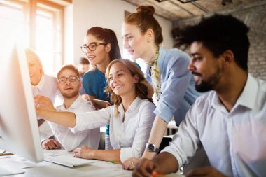 Genç girişimci ofiste yeni bir girişim projesiyle çalışıyor. Takım çalışması süreci.