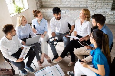 Girişim ekibi, modern ofis içi beyin fırtınası ve çalışan bilgisayar konularında görüştü