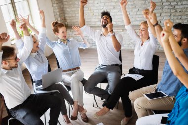 İş, girişim, jest, insanlar ve takım çalışması konsepti - modern ofiste mutlu yaratıcı takım