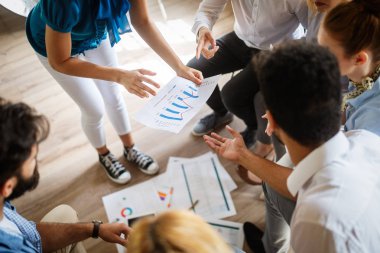 Girişim ekibi, modern ofis içi beyin fırtınası ve çalışan bilgisayar konularında görüştü