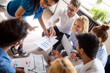 Modern ofiste başarılı bir iş grubu.