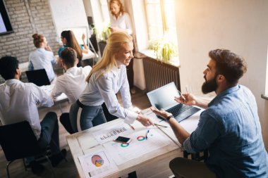 Ofisteki iş projesinde çalışan yaratıcı genç iş adamları