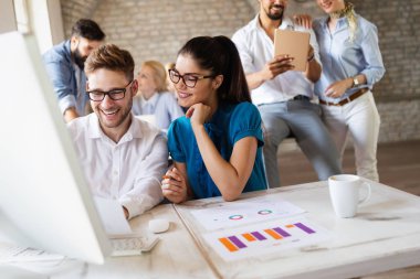 Genç girişimci ofiste yeni bir girişim projesiyle çalışıyor. Takım çalışması süreci.