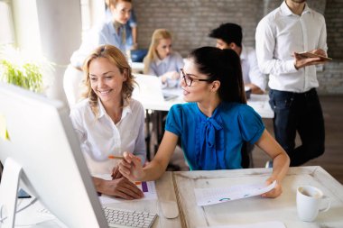 Ofisteki insanlardan oluşan başarılı bir iş grubu.