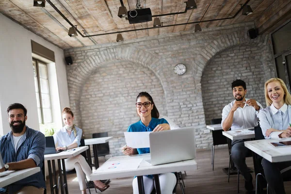 Succesvolle Gelukkige Groep Studenten Die Software Engineering Business Leren Tijdens — Stockfoto