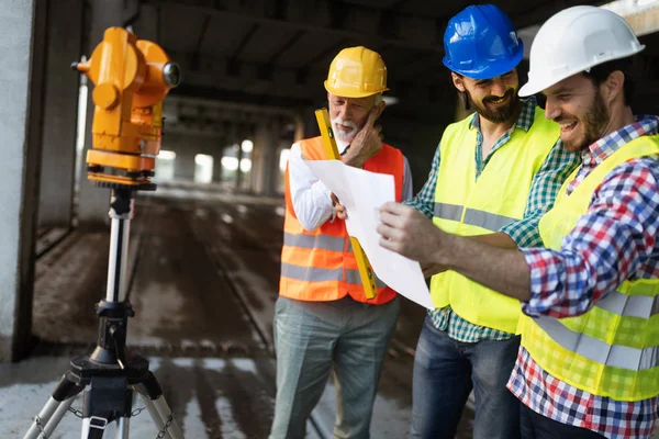 Ingeniero Gerente Obra Trabajando Con Planos Planos — Foto de Stock