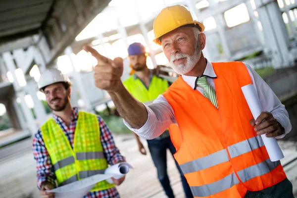 Konstruktionsingenjörer Diskuterar Med Arkitekter Byggarbetsplatsen Eller Byggarbetsplatsen — Stockfoto