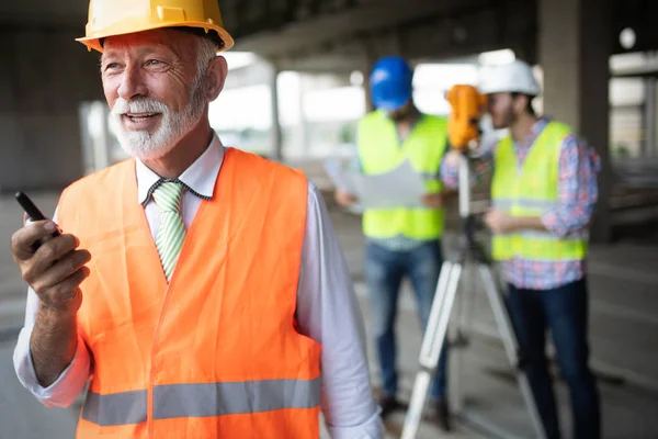 Grupp Byggingenjörer Som Arbetar Byggarbetsplats Och Ledning Byggarbetsplatsen — Stockfoto