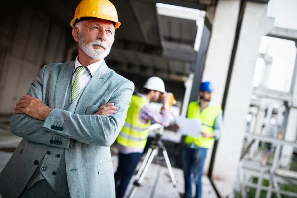 Grupp Byggingenjörer Som Arbetar Byggarbetsplats Och Ledning Byggarbetsplatsen — Stockfoto