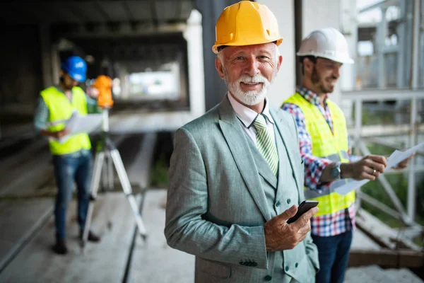 Gruppe Von Bauingenieuren Die Auf Der Baustelle Und Der Bauleitung — Stockfoto