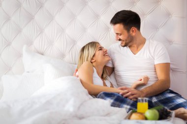 Yatak odasında romantik kez sahip genç mutlu çift