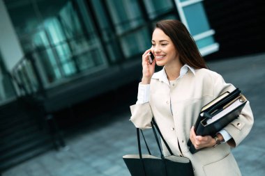 Ofise gidecek genç çekici işkadını portresi