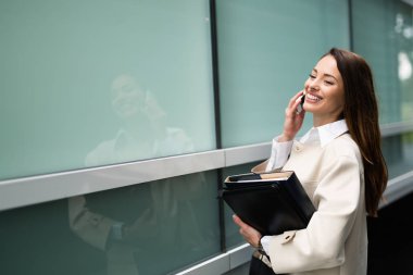 Ofise gidecek genç çekici işkadını portresi