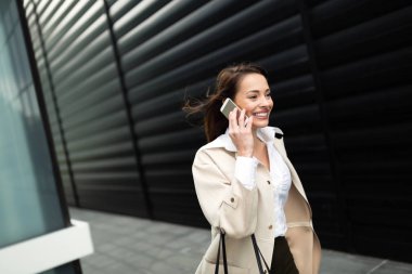 Ofise gidecek genç çekici işkadını portresi