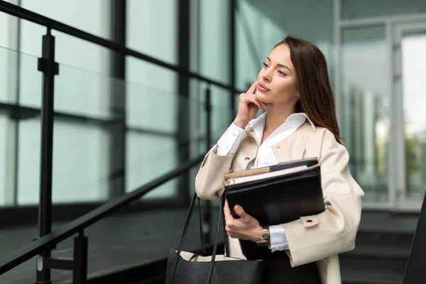 Porträt Einer Jungen Attraktiven Geschäftsfrau Beim Amtsantritt — Stockfoto