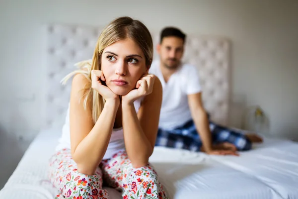 Jovem Casal Infeliz Ter Problemas Seu Relacionamento — Fotografia de Stock