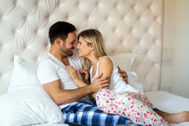 Yatak odasında romantik kez sahip genç mutlu çift