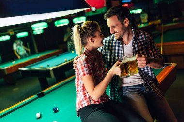 Birlikte Bilardo kulüp tarihte genç çekici çift